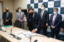 O governador Carlos Massa Ratinho Junior assinou nesta terça-feira (18), em Brasília (DF), ao lado do ministro da Infraestrutura, Tarcísio Gomes de Freitas, o contrato de concessão da área destinada à movimentação de veículos no Porto de Paranaguá.  Foto: Jonathan Campos/AEN