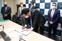 O governador Carlos Massa Ratinho Junior assinou nesta terça-feira (18), em Brasília (DF), ao lado do ministro da Infraestrutura, Tarcísio Gomes de Freitas, o contrato de concessão da área destinada à movimentação de veículos no Porto de Paranaguá.  Foto: Jonathan Campos/AEN