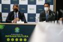 O governador Carlos Massa Ratinho Junior assinou nesta terça-feira (18), em Brasília (DF), ao lado do ministro da Infraestrutura, Tarcísio Gomes de Freitas, o contrato de concessão da área destinada à movimentação de veículos no Porto de Paranaguá.  Foto: Jonathan Campos/AEN