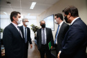 O governador Carlos Massa Ratinho Junior assinou nesta terça-feira (18), em Brasília (DF), ao lado do ministro da Infraestrutura, Tarcísio Gomes de Freitas, o contrato de concessão da área destinada à movimentação de veículos no Porto de Paranaguá.  Foto: Jonathan Campos/AEN