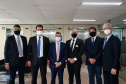 O governador Carlos Massa Ratinho Junior assinou nesta terça-feira (18), em Brasília (DF), ao lado do ministro da Infraestrutura, Tarcísio Gomes de Freitas, o contrato de concessão da área destinada à movimentação de veículos no Porto de Paranaguá.  Foto: Jonathan Campos/AEN