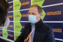 O secretário de Estado da Saúde, Beto Preto, atende a imprensa nesta terça-feira (18) no Centro de Medicamentos do Paraná (Cemepar) para falar sobre a vacinação contra a Covid-19.  Na foto o diretor geral, Nestor Werner.Foto: Geraldo Bubniak/AEN