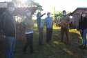 Integrantes do Programa Paraná Mais Orgânicos visitam assentados do lote no Eli Vive I, Jovana Aparecida Cestile e Davi José da Costa (ao centro).  -  Foto: Divulgação UEL