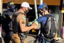 Ciclistas são orientados sobre medidas de segurança durante blitz da campanha Maio Amarelo em Curitiba - Curitiba, 20 de maio de 2021. Foto: Soldado Amanda Morais