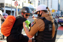 Ciclistas são orientados sobre medidas de segurança durante blitz da campanha Maio Amarelo em Curitiba - Curitiba, 20 de maio de 2021. Foto: Soldado Amanda Morais