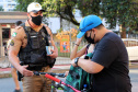 Ciclistas são orientados sobre medidas de segurança durante blitz da campanha Maio Amarelo em Curitiba - Curitiba, 20 de maio de 2021. Foto: Soldado Amanda Morais