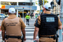 Ciclistas são orientados sobre medidas de segurança durante blitz da campanha Maio Amarelo em Curitiba - Curitiba, 20 de maio de 2021. Foto: Soldado Amanda Morais