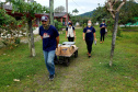 Ações de combate ao mosquito Aedes Aegypti aconteceram em comunidades isoladas do Litoral paranaense, nessa semana. O Mutirão Contra a Dengue, realizado em parceria pela Portos do Paraná e Terminal de Contêineres de Paranaguá (TCP), mobilizou moradores de São Miguel, Ponta do Ubá, Eufrasina, Amparo e Piaçaguera.  -  Paranaguá, 20/05/2021  -  Foto: Claudio Neves/Portos do Paraná