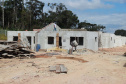 A obra de construção do condomínio para idosos em Prudentópolis, do programa Viver Mais Paraná, do Governo do Estado, ultrapassou 60% de execução O empreendimento, que recebe mais de R$ 4 milhões de investimento do tesouro estadual, será entregue ainda este ano à população, de acordo com os representantes da Cohapar que vistoriaram os trabalhos nesta segunda-feira (24). Foto: Alessandro Vieira/AEN