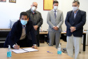 Assinatura de Termo de Cooperação Técnica para exames de patologia entre a Polícia Científica e o Complexo Hospitalar do Trabalhador. Na foto secretário da Segurança Pública do Paraná, Romulo Marinho Soares; secretário Chefe da Casa Civil, Guto Silva; secretário Estadual da Saúde, Beto Preto; chefe de gabinete da Secretaria da Saúde, Dr. César Augusto Neves Luiz.