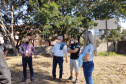 Sistema de captação de água da chuva, jardim das sensações, auditório ao ar livre feito com bambu, composteira, banco com gerador de energia solar para carregar equipamentos eletrônicos