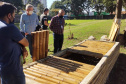 Sistema de captação de água da chuva, jardim das sensações, auditório ao ar livre feito com bambu, composteira, banco com gerador de energia solar para carregar equipamentos eletrônicos