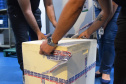 Mais uma leva de vacina Cominarty, produzida pela Pfizer/BioNTech, chegou ao Paraná nesta quinta-feira (3). O lote de 37.440 doses foi recebido às 13h20 no Aeroporto Internacional Afonso Pena, em São José dos Pinhais, na Região Metropolitana de Curitiba, e seguiu para conferência no Centro de Medicamentos do Paraná (Cemepar), onde chegou às 13h50.  -  Curitiba, 03/06/2021  -  Foto: Américo Antonio/SESA
