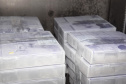 Mais uma leva de vacina Cominarty, produzida pela Pfizer/BioNTech, chegou ao Paraná nesta quinta-feira (3). O lote de 37.440 doses foi recebido às 13h20 no Aeroporto Internacional Afonso Pena, em São José dos Pinhais, na Região Metropolitana de Curitiba, e seguiu para conferência no Centro de Medicamentos do Paraná (Cemepar), onde chegou às 13h50.  -  Curitiba, 03/06/2021  -  Foto: Américo Antonio/SESA