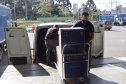 Mais uma leva de vacina Cominarty, produzida pela Pfizer/BioNTech, chegou ao Paraná nesta quinta-feira (3). O lote de 37.440 doses foi recebido às 13h20 no Aeroporto Internacional Afonso Pena, em São José dos Pinhais, na Região Metropolitana de Curitiba, e seguiu para conferência no Centro de Medicamentos do Paraná (Cemepar), onde chegou às 13h50.  -  Curitiba, 03/06/2021  -  Foto: Américo Antonio/SESA