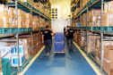 Mais uma leva de vacina Cominarty, produzida pela Pfizer/BioNTech, chegou ao Paraná nesta quinta-feira (3). O lote de 37.440 doses foi recebido às 13h20 no Aeroporto Internacional Afonso Pena, em São José dos Pinhais, na Região Metropolitana de Curitiba, e seguiu para conferência no Centro de Medicamentos do Paraná (Cemepar), onde chegou às 13h50.  -  Curitiba, 03/06/2021  -  Foto: Américo Antonio/SESA