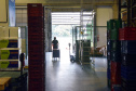 Mais uma leva de vacina Cominarty, produzida pela Pfizer/BioNTech, chegou ao Paraná nesta quinta-feira (3). O lote de 37.440 doses foi recebido às 13h20 no Aeroporto Internacional Afonso Pena, em São José dos Pinhais, na Região Metropolitana de Curitiba, e seguiu para conferência no Centro de Medicamentos do Paraná (Cemepar), onde chegou às 13h50.  -  Curitiba, 03/06/2021  -  Foto: Américo Antonio/SESA