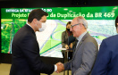 O secretário da Infraestrutura e Logística do Paraná, Sandro Alex, recebeu nesta quarta-feira (02) no Centro Executivo da Itaipu Binacional em Foz do Iguaçu, o projeto executivo para a duplicação da BR-469.  -  Foz do Iguaçu, 03/06/2021  -  Foto: Rodrigo Félix Leal/INFRAESTRUTURA