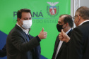 O governador Carlos Massa Ratinho Junior recebeu nesta quarta-feira (9) executivos da JBS, uma das maiores companhias de alimento e proteína animal do mundo, para dar continuidade às discussões sobre os investimentos da empresa no Estado. A reunião foi realizada no Palácio Iguaçu.

Foto: Jonathan Campos/AEN