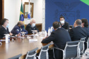 O governador Carlos Massa Ratinho Junior recebeu nesta quarta-feira (9) executivos da JBS, uma das maiores companhias de alimento e proteína animal do mundo, para dar continuidade às discussões sobre os investimentos da empresa no Estado. A reunião foi realizada no Palácio Iguaçu.

Foto: Jonathan Campos/AEN