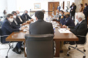 O governador Carlos Massa Ratinho Junior recebeu nesta quarta-feira (9) executivos da JBS, uma das maiores companhias de alimento e proteína animal do mundo, para dar continuidade às discussões sobre os investimentos da empresa no Estado. A reunião foi realizada no Palácio Iguaçu.

Foto: Jonathan Campos/AEN
