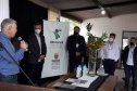 Na cidade de Cerro Azul, capital nacional da ponkan, o IDR-Paraná (Instituto de Desenvolvimento Rural do Paraná ? Iapar-Emater) em parceria com a Secretaria Estadual de Agricultura e Abastecimento, Prefeitura de Cerro Azul e Sebrae, realizou a entrega de mudas de ponkan para 20 agricultores da região. -  Foto: IDR-PARANÁ