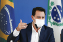 O governador Carlos Massa Ratinho Junior anunciou nesta segunda-feira (14), no Palácio Iguaçu, que toda a população paranaense com mais de 18 anos receberá ao menos a primeira dose da vacina contra a Covid-19 até 30 de setembro. Esse público, não contemplado nos grupos prioritários, é formado por 8.736.014 pessoas. A expectativa leva em consideração a manutenção do cronograma do governo federal. -  Curitiba, 14/06/2021   -  Foto: Jonathan 