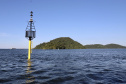 A Portos do Paraná finalizou a troca de boias de sinalização náutica no Canal do Surdinho, acesso alternativo ao Porto de Paranaguá. São quatro novos equipamentos, articulados e mais modernos.  -  Paranaguá, 15/06/2021  -  Foto: Claudio Neves/Portos do Paraná