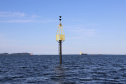 A Portos do Paraná finalizou a troca de boias de sinalização náutica no Canal do Surdinho, acesso alternativo ao Porto de Paranaguá. São quatro novos equipamentos, articulados e mais modernos.  -  Paranaguá, 15/06/2021  -  Foto: Claudio Neves/Portos do Paraná