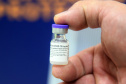 Parte das novas vacinas contra a Covid-19 chega ao Paraná já nesta quinta. Segundo o cronograma do Ministério da Saúde, as 143.910 doses do imunizante Comirnaty, produzido pela Pfizer/BioNtech, estarão no voo LA-4793, que pousa no Aeroporto Internacional Afonso Pena, em São José dos Pinhais, na Região Metropolitana de Curitiba, às 19h05. Vacina Pfizer  -  Curitiba, 17/06/2021 -  Foto: Américo Antonio/SESA