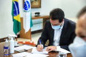 O governador Carlos Massa Ratinho Junior se reuniu nesta sexta-feira (18), no Palácio Iguaçu, com representantes do Instituto de Tecnologia do Paraná (Tecpar) e das empresas Pfizer e Orygen a fim de avaliar a parceria para futura produção conjunta de três medicamentos.Foto: José Fernando Ogura/AEN