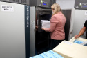 Chegou no Paraná na manhã desta sexta-feira (18) um novo lote com 234.510 vacinas contra a Covid-19. São 143.910 doses do imunizante Comirnaty, produzido pela Pfizer/BioNtech, e 90.600 doses da Coronavac/Butantan. De acordo com a Secretaria de Estado da Saúde (Sesa), as vacinas serão destinadas aos grupos prioritários e população em geral acima de 40 anos. A remessa faz parte da 25ª pauta de distribuição do governo federal. Foto: Ari Dais/AEN