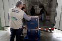 Chegou no Paraná na manhã desta sexta-feira (18) um novo lote com 234.510 vacinas contra a Covid-19. São 143.910 doses do imunizante Comirnaty, produzido pela Pfizer/BioNtech, e 90.600 doses da Coronavac/Butantan. De acordo com a Secretaria de Estado da Saúde (Sesa), as vacinas serão destinadas aos grupos prioritários e população em geral acima de 40 anos. A remessa faz parte da 25ª pauta de distribuição do governo federal. Foto: Ari Dais/AEN