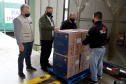 Chegou no Paraná na manhã desta sexta-feira (18) um novo lote com 234.510 vacinas contra a Covid-19. São 143.910 doses do imunizante Comirnaty, produzido pela Pfizer/BioNtech, e 90.600 doses da Coronavac/Butantan. De acordo com a Secretaria de Estado da Saúde (Sesa), as vacinas serão destinadas aos grupos prioritários e população em geral acima de 40 anos. A remessa faz parte da 25ª pauta de distribuição do governo federal. Foto: Ari Dais/AEN