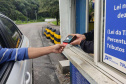 Pagamento com cartão no ferry boat de Guaratuba. FOTO:DER