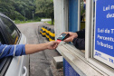 Pagamento com cartão no ferry boat de Guaratuba. FOTO:DER