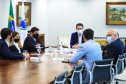 O governador Carlos Massa Ratinho Junior recebeu, nesta quarta-feira (23), uma comitiva formada por membros do Ministério da Infraestrutura, do Ministério da Economia e da Secretaria de Infraestrutura e Logística para discutir o projeto da Nova Ferroeste.  Foto: José Fernando Oura/AEN