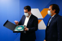 Governador Carlos Massa Ratinho Junior assinou nesta quarta-feira (23), em Brasília, protocolo de intenções com o banco, que prevê aporte de R$ 450 milhões para subsídio do valor de entrada em financiamentos do Governo Federal. Foto: Jonathan Campos/AEN