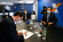 Governador Carlos Massa Ratinho Junior assinou nesta quarta-feira (23), em Brasília, protocolo de intenções com o banco, que prevê aporte de R$ 450 milhões para subsídio do valor de entrada em financiamentos do Governo Federal. Foto: Jonathan Campos/AEN