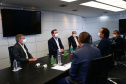 Governador Carlos Massa Ratinho Junior assinou nesta quarta-feira (23), em Brasília, protocolo de intenções com o banco, que prevê aporte de R$ 450 milhões para subsídio do valor de entrada em financiamentos do Governo Federal. Foto: Jonathan Campos/AEN