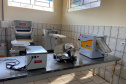 O Governo do Estado e a Prefeitura de Borrazópolis, na região do Vale do Ivaí, entregaram à população nesta semana as instalações reformadas da cozinha e da padaria comunitárias. Ambas tiveram os equipamentos renovados, acrescidos de outros itens que possibilitarão maior diversidade de alimentos e ampliação da listagem de cursos oferecidos no local.  -  Foto:  Divulgação SEAB