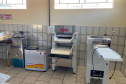 O Governo do Estado e a Prefeitura de Borrazópolis, na região do Vale do Ivaí, entregaram à população nesta semana as instalações reformadas da cozinha e da padaria comunitárias. Ambas tiveram os equipamentos renovados, acrescidos de outros itens que possibilitarão maior diversidade de alimentos e ampliação da listagem de cursos oferecidos no local.  -  Foto:  Divulgação SEAB