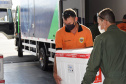 O Governo do Estado realizou mais uma força-tarefa para acelerar o envio de vacinas contra a Covid-19 e medicamentos do kit de intubação para todas as 22 Regionais de Saúde na tarde desta sexta-feira (25). Ao todo foram encaminhadas, por via aérea e terrestre, 307.180 vacinas e 116.083 medicamentos. - Curitiba, 25/06/2021 - Foto: Américo Antonio/SESA
