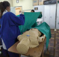 
Estudantes do Colégio Estadual João XXIII, em Irati, começaram a ter aulas para aprender a preparar uma sala de cirurgia, higienizar as mãos com uma técnica específica para o ambiente, montar uma mesa de instrumentos cirúrgicos e acolher pacientes. Foto SEED