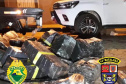 Dois homens, de 27 e 31 anos, foram presos e 2,4 toneladas de maconha apreendidos na madrugada desta quarta-feira (30/06) em Foz do Iguaçu, no Oeste do estado. A ação foi desencadeada por um policial militar do 14° Batalhão (14° BPM), que suspeitou de um carro em frente a casa onde estava a droga. Houve confronto, mas ninguém ficou ferido. -  Curitiba, 30/06/2021  -  Foto: PMPR