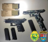 Dois homens foram presos no início da madrugada deste sábado (03/07) por envolvimento com o tráfico de drogas na cidade de Assis Chateaubriand, no Oeste do estado. Na casa de um dos suspeitos foi encontrada 2,7 toneladas de maconha, além de duas pistolas e munições.  -  Curitiba, 03/07/2021  -  Foto: PMPR/SESP-PR