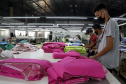 Outra marca de destaque internacional também tem origem paranaense. O Grupo Morena Rosa foi fundado em Cianorte, no Noroeste do Estado, cidade conhecida como capital do vestuário. Hoje, a empresa tem cerca de 6 mil pontos de venda espalhados por 1,7 mil cidades brasileiras, e exporta suas confecções para 12 países. Foto: Ari Dias/AEN