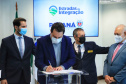 O Governo do Estado vai recuperar mais 55 quilômetros com nova pavimentação em estradas rurais de dez cidades do Paraná. Os convênios com as prefeituras foram assinados nesta segunda-feira (12), em cerimônia no Palácio Iguaçu, pelo governador Carlos Massa Ratinho Junior.   -  Curitiba, 12/07/2021  -  Foto: José Fernando Ogura/AEN 