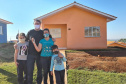 Trinta famílias de Anahy, na região Oeste do Paraná, realizaram nesta sexta-feira (23) o sonho da casa própria. A partir de agora, elas são as novas moradoras do loteamento Simões, empreendimento que recebeu investimento de R$ 2 milhões em um trabalho conjunto entre os governos estadual, federal e municipal por meio do programa Casa Verde e Amarela.
Foto: Lucilei Marchiori/Cohapar
