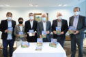 O Governo do Estado recebeu a doação de 500 cópias do livro O solo ensinou, plantio direto um caminho para o futuro. O material ficará à disposição do curso de Agronomia das universidades estaduais. Os exemplares foram entregues nesta segunda-feira (26) pelo autor da obra, o holandês Franke Dijkstra, ao governador em exercício Darci Piana, em cerimônia no Palácio Iguaçu.  -  Curitiba, 26/07/2021  -  Foto: José Fernando Ogura/AEN